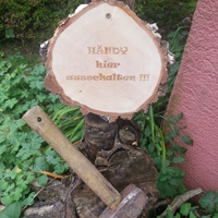 Das Bild zeigt ein Beispiel einer Gravur auf einem Holzbrett