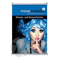 Klemmleisten für A1 Sehr stabiles Klemmleistenset aus Aluminium. Ein Set besteht aus 2 Klemmleisten, 4 schwarzen Endkappen und 2 Aufhängeösen aus Kunststoff, die in der Position verschiebbar sind. Klemmleisten für A1 Sehr stabiles Klemmleistenset aus Aluminium. Ein Set besteht aus 2 Klemmleisten, 4 schwarzen Endkappen und 2 Aufhängeösen aus Kunststoff, die in der Position verschiebbar sind.